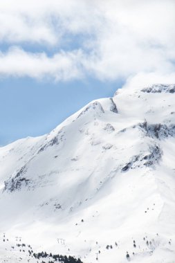 Kayak yamacıyla karla kaplı dağ yamacı