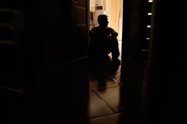 Boş bir dairede tek başına kalan bir adam yalnızlık çeker.
