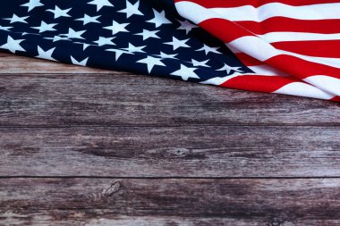 Tahta arka planda Amerikan bayrağı ve çiçeğiyle Anma Günü