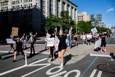 Göstericiler Beyaz Saray 'ın dışında barışçıl bir şekilde protesto ediyorlar
