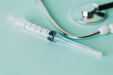 Beyaz arka planda şırınga ve steteskop. Beyazlar üzerinde izole edilmiş..