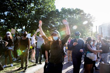 Göstericiler Beyaz Saray 'ın dışında barışçıl bir şekilde protesto ediyorlar