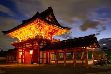 Fushimi Inari-Taisha Tapınağı Japonya 'nın Kyoto kentindeki en ikonik manzaralardan biri olarak bilinir. 1300 yıldan fazla bir süredir, şehrin tarihi mirasında, eğimli çatıları ve özenle hazırlanmış ahşap cepheleriyle sunulmak üzere tarihi yapılar inşa ediliyor.