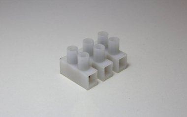 Kabloları bağlamak için elektrik konnektörü, genellikle büyük amfiler yüklü