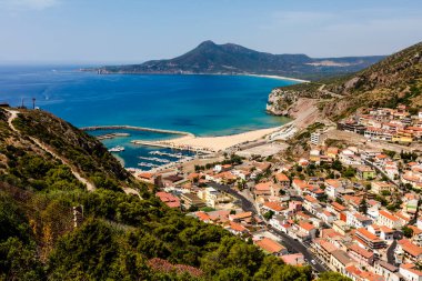 Sardunya 'da deniz kıyısındaki küçük bir kasabanın manzarası
