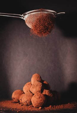 Lezzetli siyah çikolatalı trüf..