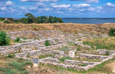 Parutino, Ukrayna 08.17.2019. Ukrayna 'nın güney böcek nehrinin kıyısındaki Antik Yunan kolonisi Olbia bulutlu bir yaz gününde.
