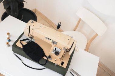 Dikiş makinesinin yakın plan görüntüsü