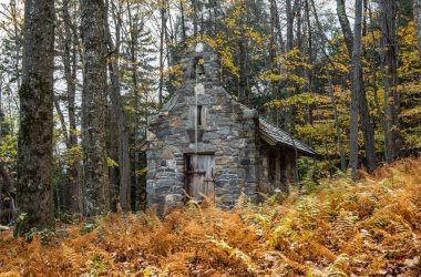 Stowe Vermont yakınlarında sonbahar sırasında ormanda küçük bir kilise.