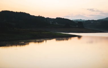 Soyut akşam gölü manzarası