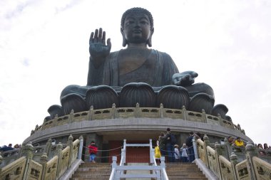 Tian Tan Buddha, Buddha Shakyamuni 'nin 1990 yılında inşa edilmiş ve 1993 yılında tamamlanmış büyük bir bronz heykelidir. Heykel 34 metre ve 250 ton ağırlığında, Hong Kong 'un ana kara parçası. Bu bölge ormanla çevrili ve manzaralı yerler var.