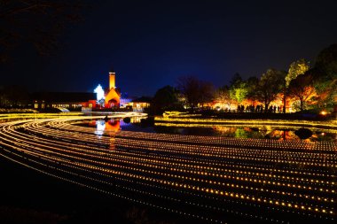 Nabana no Sato, Kuwana City 'deki bir botanik bahçesi / tema parkı. En çekici ve en büyük kış aydınlatma etkinliği. Park boyunca parlak ışık tesisleri..