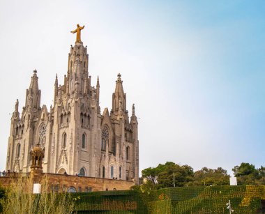 Barcelona 'daki Tibidabo Dağı' ndaki tapınaklar ve tema parkı