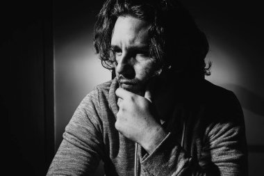 Yakışıklı bir adamın siyah beyaz stüdyo portresi