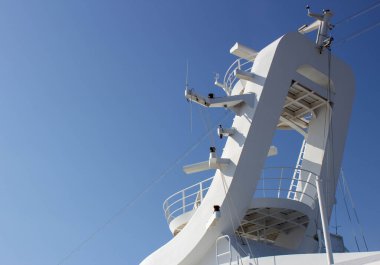 Bir yolcu gemisinin antenleri ve iletişim cihazları