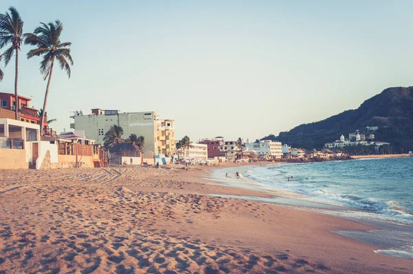 Μικρή Πόλη Παραλία Στο Μεξικό Και Κύματα Συντρίβονται Στο Ηλιοβασίλεμα — Φωτογραφία Αρχείου