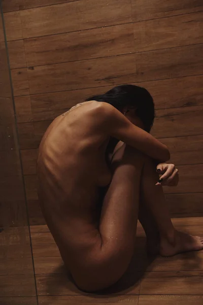 Çıplak Bir Kız Duşta Duruyor — Stok fotoğraf