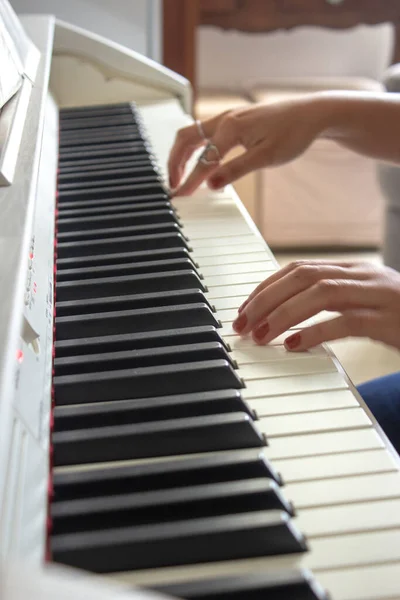 Donna Che Pratica Lezioni Sul Suo Pianoforte Elettrico Bianco — Foto Stock