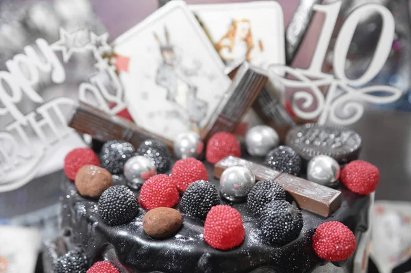 Handgemaakte Verjaardag Chocolade Snoepjes Met Witte Glazuur — Stockfoto