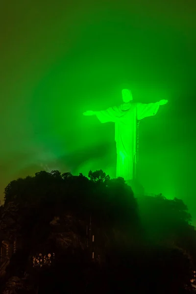 Vacker Utsikt Över Kristus Frälsaren Staty Skiner Med Grönt Ljus — Stockfoto