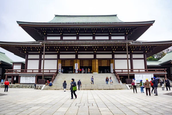 Naritasan Shinshoji Tapınağı Narita şehrindeki Naritasan Parkı 'na bağlıydı, Narita şehrinde 940 yılında inşa edilen büyük ve çok popüler bir Budist tapınağı kompleksi. Her dönemeçte manzaranın ihtişamı mimarinin kusursuz bir karışımını sunar.