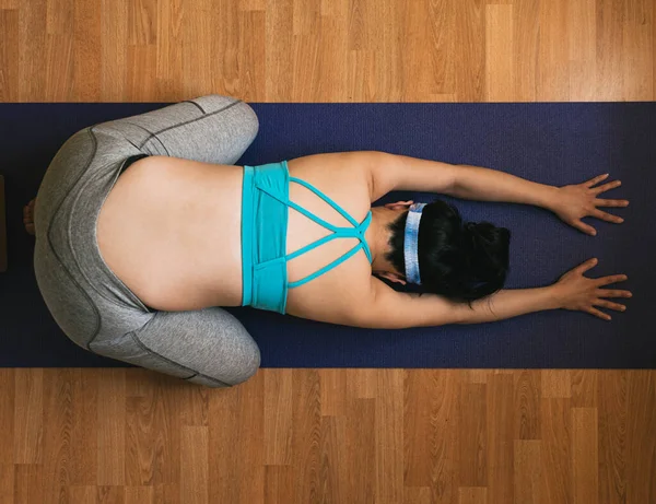 Pregnant Asian Woman Doing Yoga Exercises Mat — Stock Photo, Image