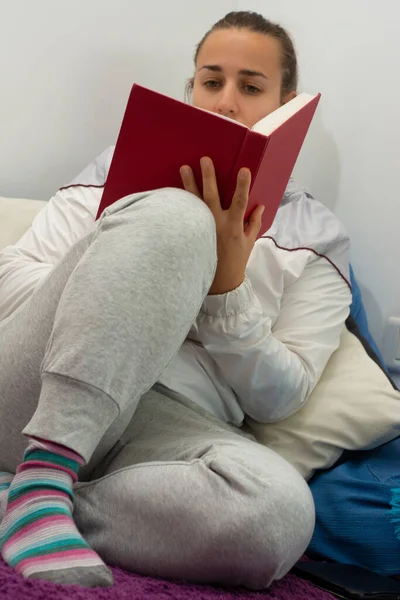 Young Woman Reading Quarantine Home — Stock Photo, Image