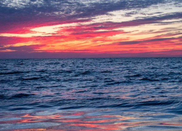 Die Farben Des Sonnenuntergangs Strand Reflektieren Den Ozean — Stockfoto