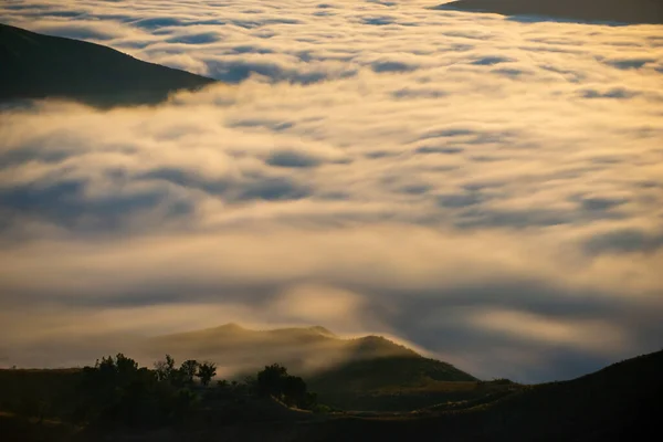 Туман Окутывает Горы Санта Моники Калифорнии — стоковое фото