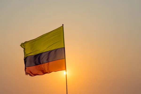 Colombiaanse Vlag Zwaaiend Met Zonsondergang — Stockfoto