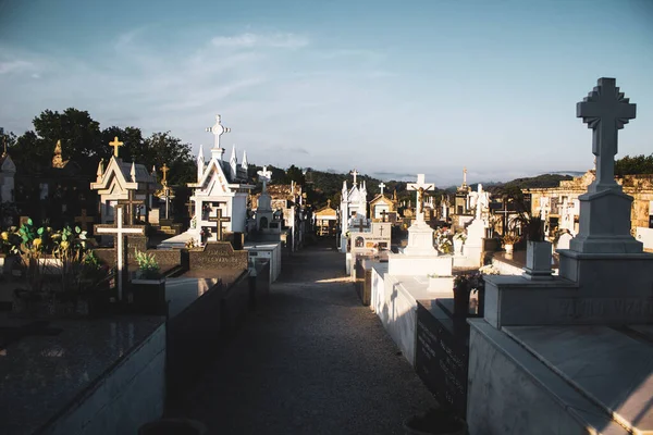 Tumbas Con Cruces Cementerio Diurno Contra Cielo Azul —  Fotos de Stock