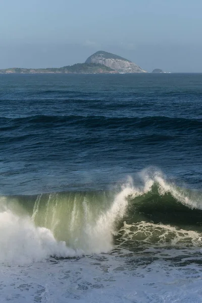 在巴西里约热内卢Leblon海滩 大浪在一天的汹涌中坠毁的美丽风景 — 图库照片