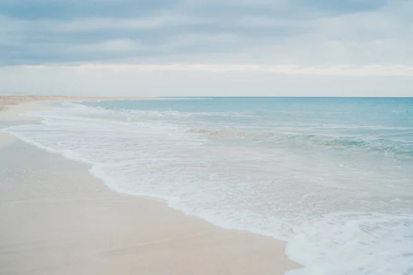 Bulutlu Bir Günde Huzurlu Sakin Bir Plaj — Stok fotoğraf