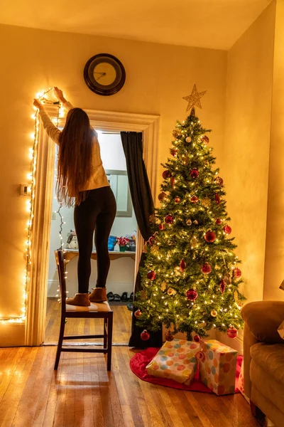 Woman Decorating Room Christmas — 图库照片