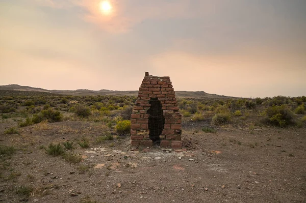 内华达州沙漠中的Brick Chimney — 图库照片
