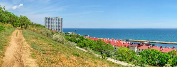 2020年5月31日 乌克兰敖德萨 在阳光明媚的夏日 乌克兰敖德萨大喷泉度假地海滨的新小区和斜坡发展全景 — 图库照片