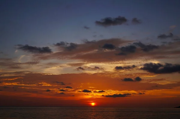 輝く太陽の光が広がる豪華な海岸線が空を突き破っています カロンはプーケットで最も人気のある海岸線の目的地です 観光客が望むことができるように都市の喧騒から遠く離れています 景色の素晴らしさ 穏やかな風と海の多くのSp — ストック写真