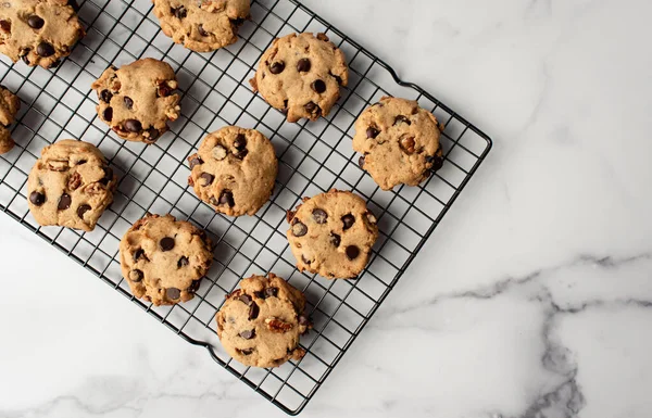 Vue Aérienne Des Biscuits Aux Pépites Chocolat Fraîchement Cuits Sur — Photo