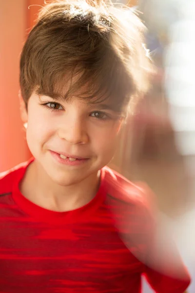 Портрет Чарівного Радісного Хлопчика Червоній Футболці Сонячними Променями Сонячними Кроликами — стокове фото