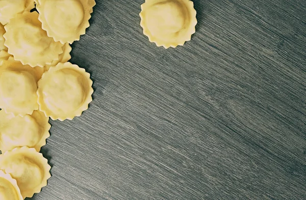 Leckere Rohe Italienische Ravioli Auf Holz — Stockfoto