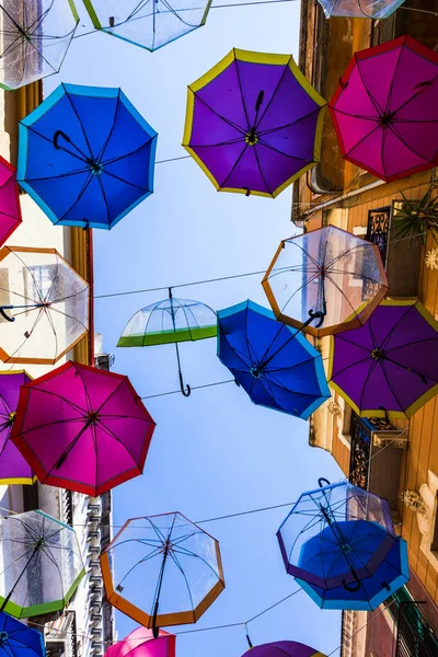 Guarda Chuvas Pendurados Longo Uma Rua Cidade Sardenha — Fotografia de Stock