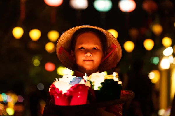 Kleines Vietnamesisches Mädchen Mit Hut Und Farbigen Papierlaternen — Stockfoto