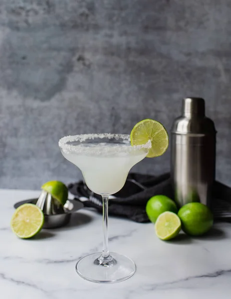 Gros Plan Cocktail Margarita Avec Chaux Shaker Sur Comptoir Marbre — Photo