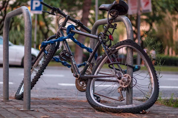 Fahrrad Straßenlaterne Gebunden Und Auf Der Straße Zerschlagen — Stockfoto