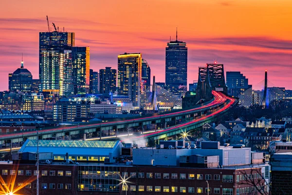 Orange Eld Himmel Bakom Stadens Skyline Solnedgången — Stockfoto