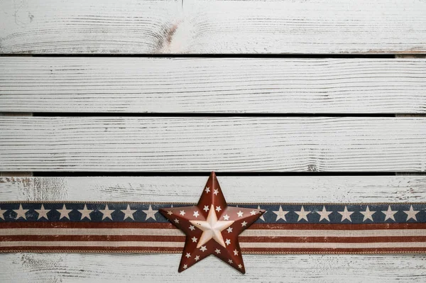 Estrellas Rayas Americanas Planas Sobre Fondo Madera Rústica —  Fotos de Stock