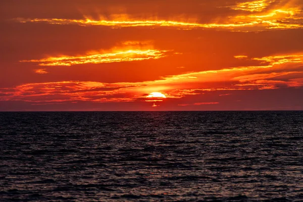 Feuerhimmel Explodiert Mit Licht Wenn Die Sonne Horizont Des Ozeans — Stockfoto
