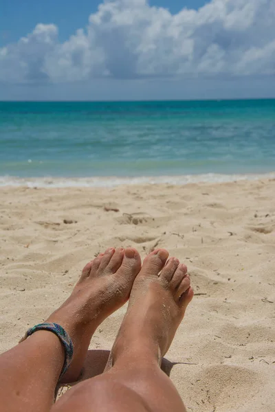 Füße Hautnah Mit Karibischem Meer — Stockfoto