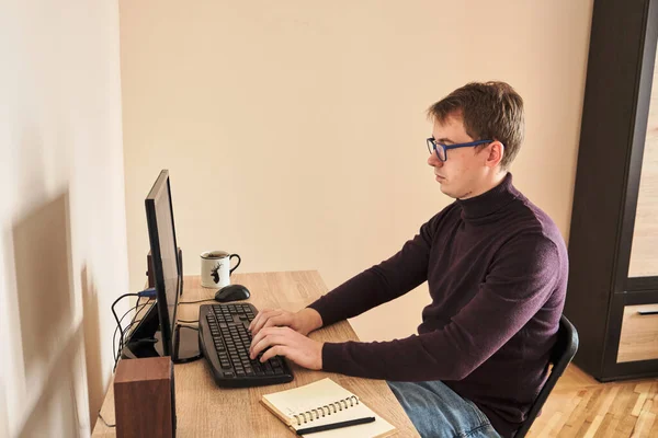 Genç Sarışın Adam Evde Bilgisayarla Çalışıyor — Stok fotoğraf