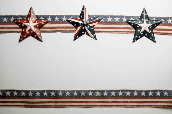 Американские Звезды Полосы Плоские Лежали Деревенском Фоне Дерева — стоковое фото